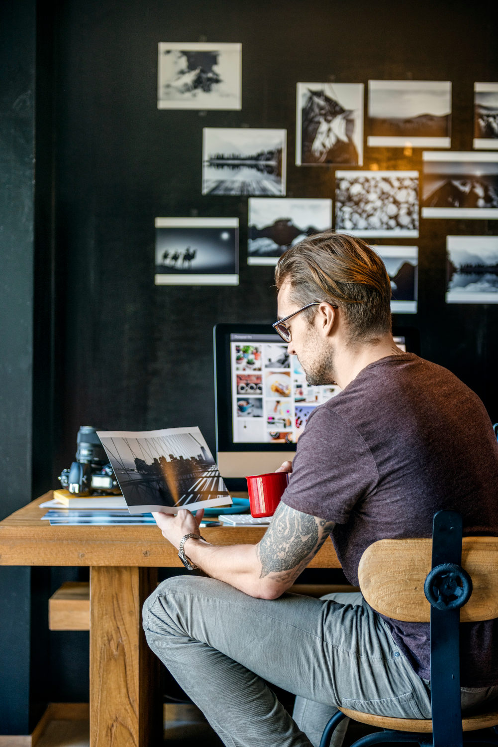 photographer-editing-hom